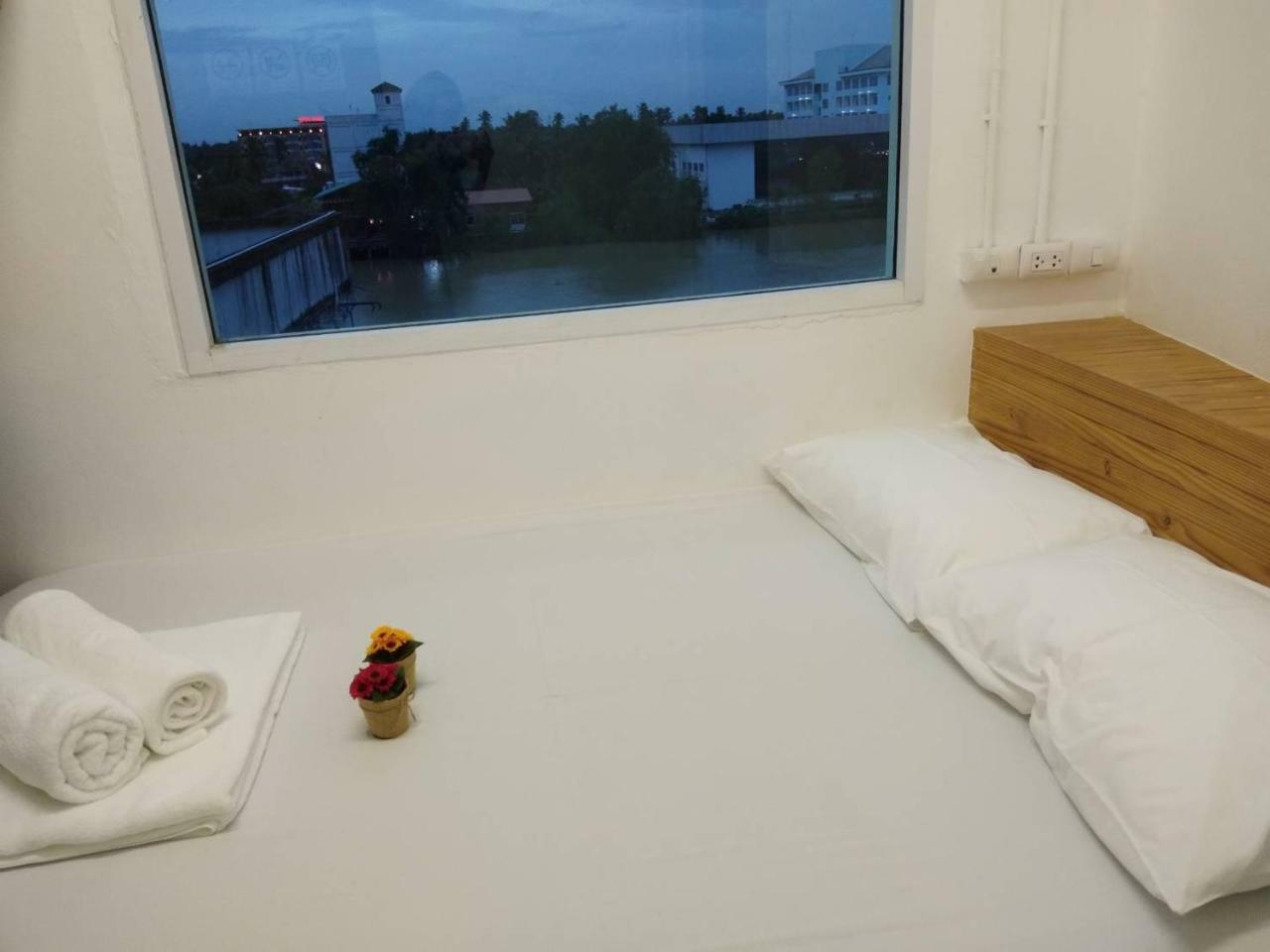 The Port Hostel Surat Thani Eksteriør billede